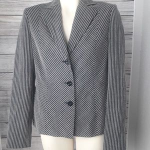 DANA BUCHMAN BLACK/WHITE STRIPES SIZE 2 BLAZER